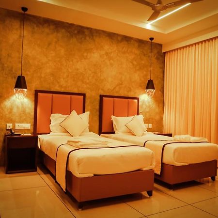 Hotel New York Square Kottayam Exterior photo