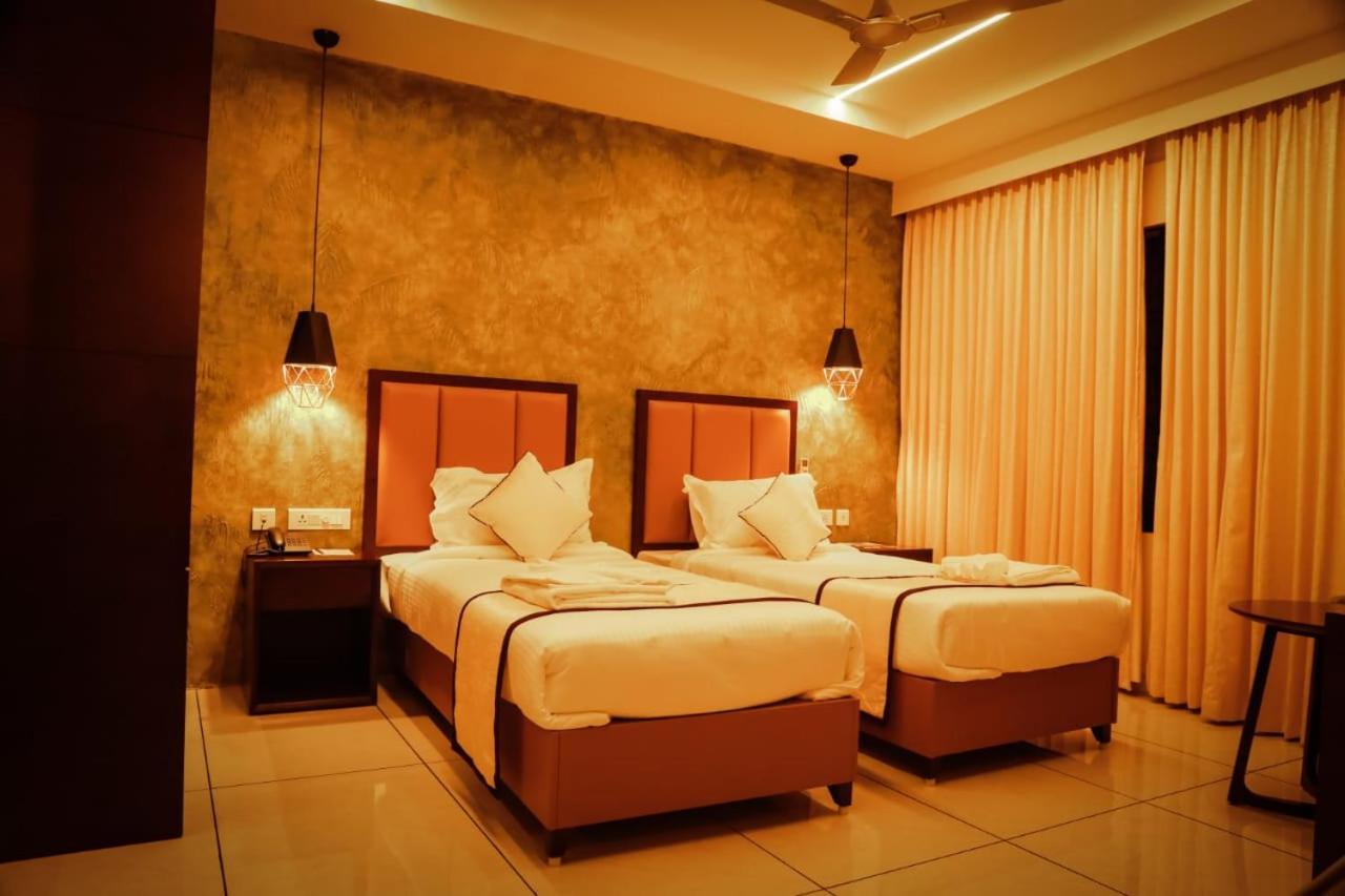 Hotel New York Square Kottayam Exterior photo